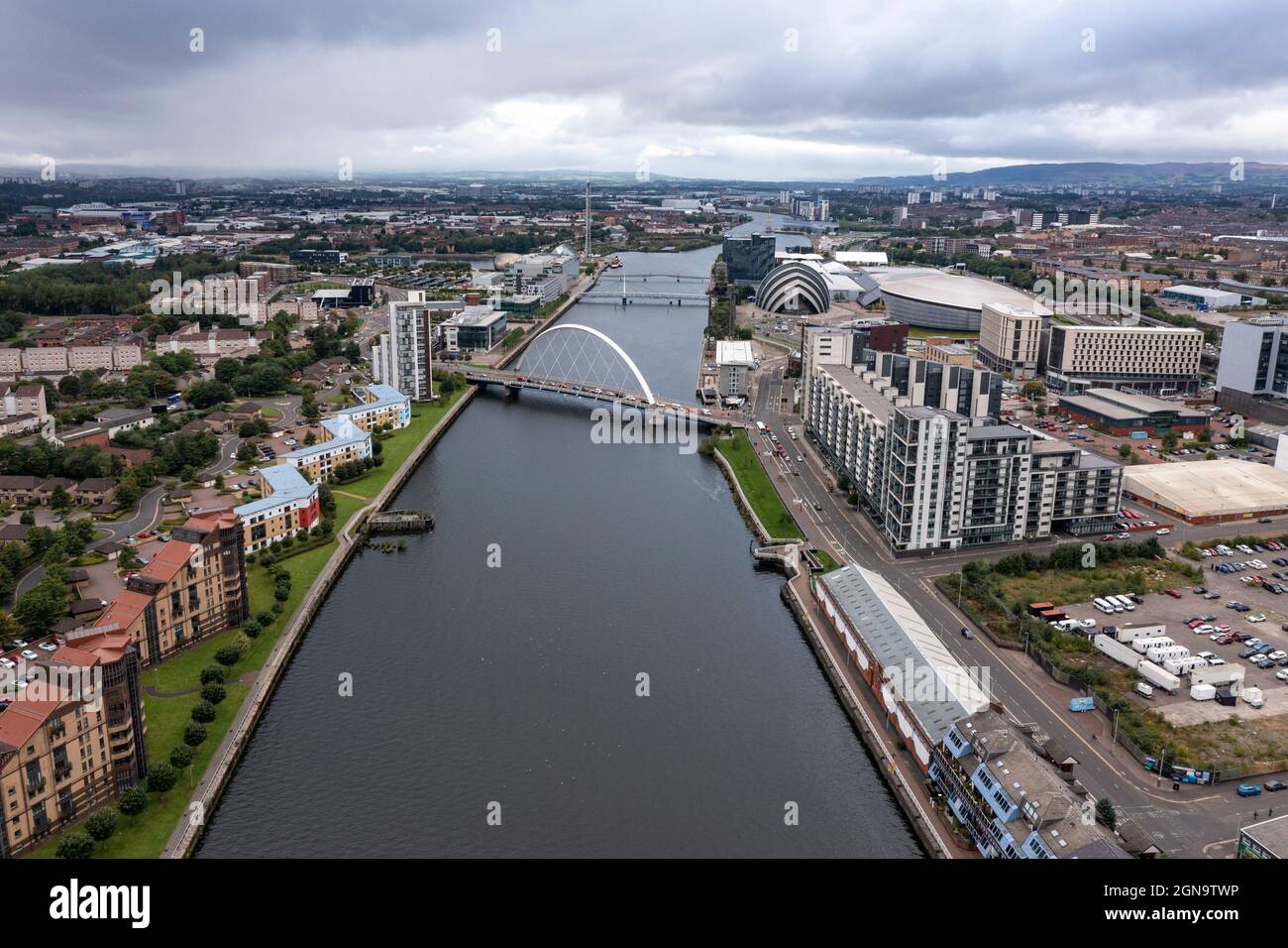 Glasgow, Écosse, Royaume-Uni. 23 septembre 2021. PHOTO : vue aérienne par drone de Clyde Arc à Glasgow, connu localement sous le nom de 'quinty Bridge' qui prendra le trafic du quartier des médias où les studios STV et BBC sont basés sur le quai sur la rivière Clyde, Où le pont Bells relie également le site COP26 où l'exposition écossaise Centrre (SEC Campus, anciennement SECC), qui accueillera la Conférence sur les changements climatiques dans un peu plus d'un mois. Crédit : Colin Fisher/Alay Live News Banque D'Images