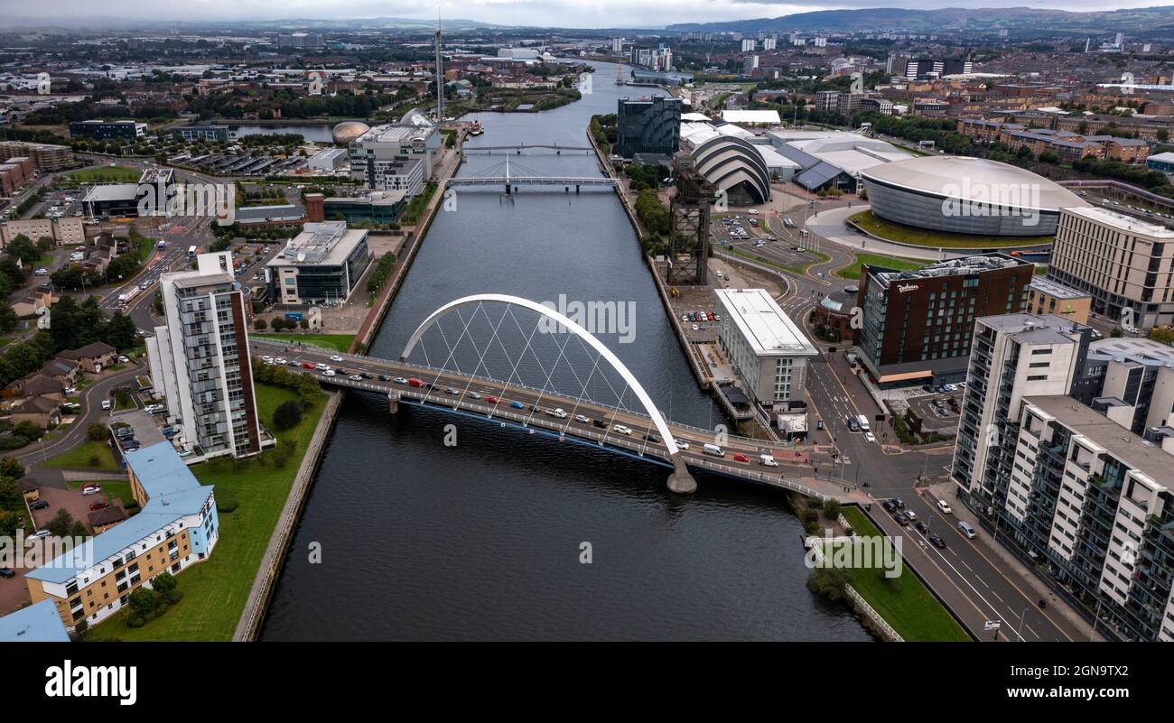 Glasgow, Écosse, Royaume-Uni. 23 septembre 2021. PHOTO : vue aérienne par drone de Clyde Arc à Glasgow, connu localement sous le nom de 'quinty Bridge' qui prendra le trafic du quartier des médias où les studios STV et BBC sont basés sur le quai sur la rivière Clyde, Où le pont Bells relie également le site COP26 où l'exposition écossaise Centrre (SEC Campus, anciennement SECC), qui accueillera la Conférence sur les changements climatiques dans un peu plus d'un mois. Crédit : Colin Fisher/Alay Live News Banque D'Images