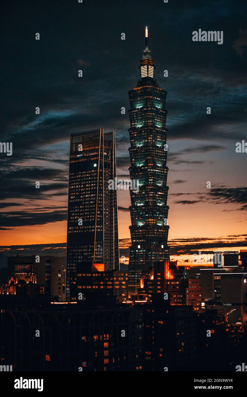 Prise de vue verticale de Xiangshan Trail pendant la nuit à Taipei, Taïwan Banque D'Images