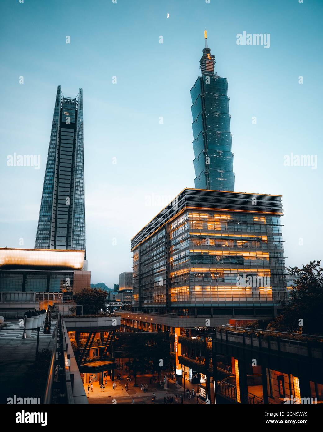 Prise de vue verticale de Xiangshan Trail pendant la nuit à Taipei, Taïwan Banque D'Images