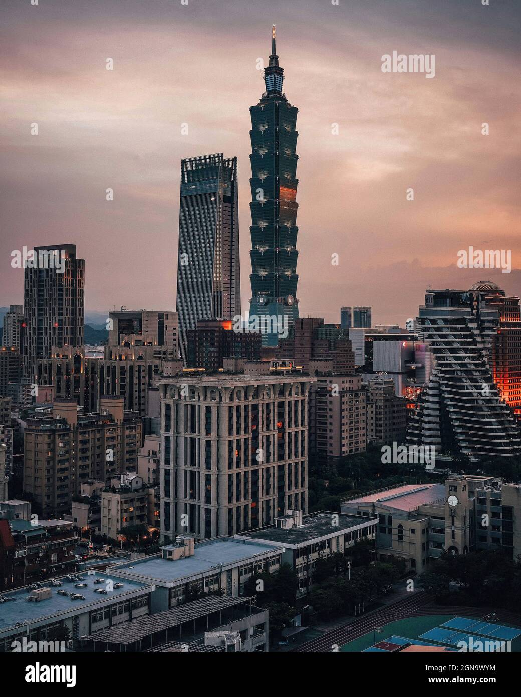Prise de vue verticale de Xiangshan Trail à Taipei, Taïwan pendant le coucher du soleil Banque D'Images