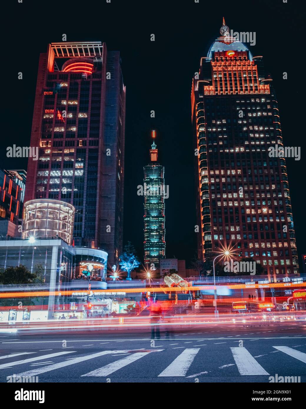 Prise de vue verticale de Xiangshan Trail pendant la nuit avec une longue exposition à Taipei, Taïwan Banque D'Images
