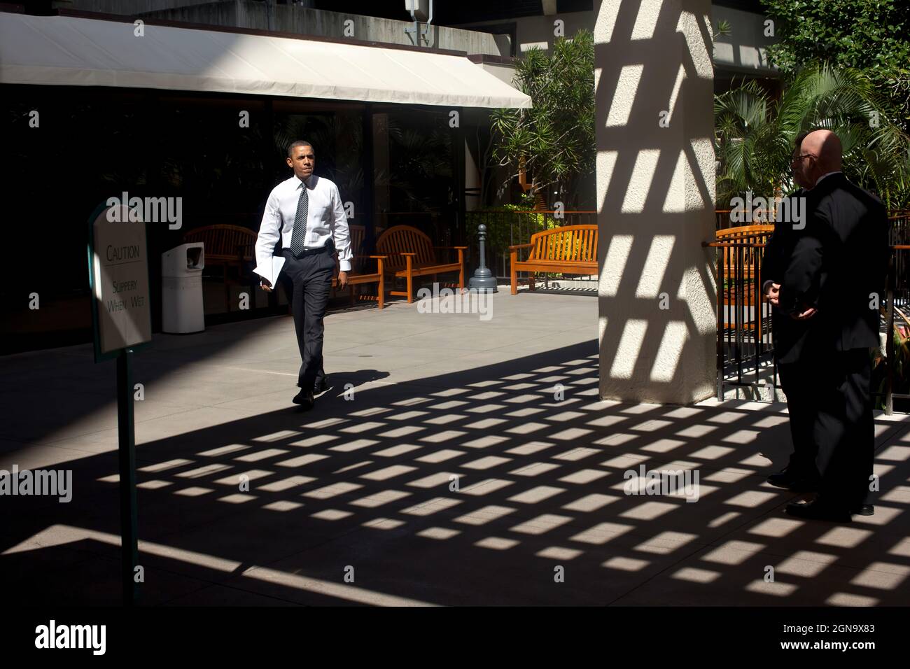 Le président Barack Obama se rend à une réunion lors du sommet de l'APEC à Honolulu, Hawaï, le samedi 12 novembre 2011. (Photo officielle de la Maison Blanche par Pete Souza) cette photo officielle de la Maison Blanche est disponible uniquement pour publication par les organismes de presse et/ou pour impression personnelle par le(s) sujet(s) de la photo. La photographie ne peut être manipulée d'aucune manière et ne peut pas être utilisée dans des documents commerciaux ou politiques, des publicités, des courriels, des produits, des promotions qui, de quelque manière que ce soit, suggèrent l'approbation ou l'approbation du Président, de la première famille ou de la Maison Blanche. Banque D'Images