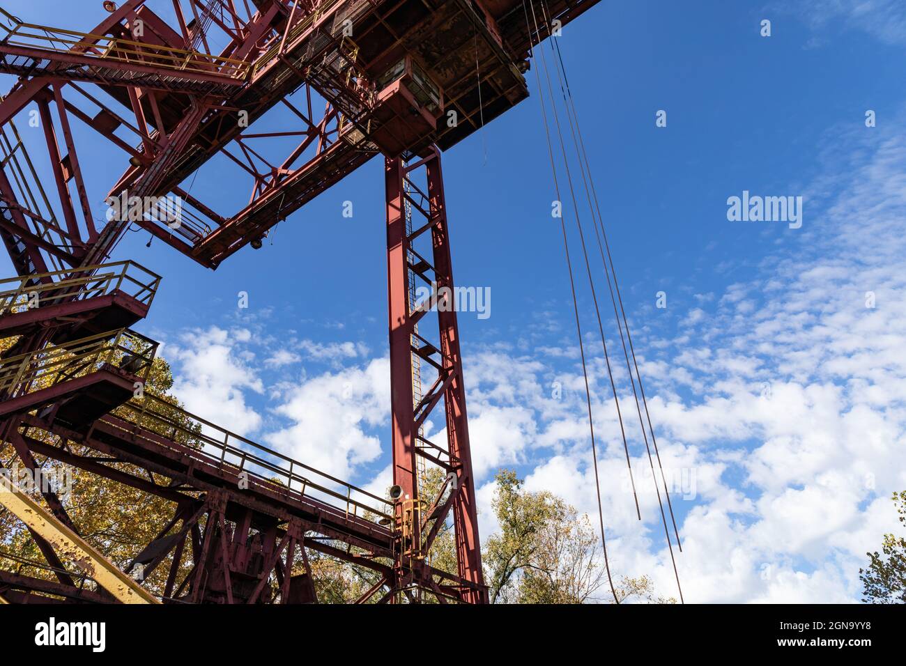 Grande structure industrielle contre un ciel bleu vif sur un matin d'automne net, aspect horizontal Banque D'Images