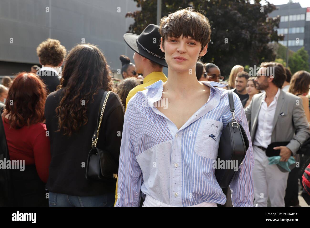 Milan, ITALIE. 23 septembre 2021. (INT) salon de la marque Etro pendant la semaine de la mode de Milan. 23 septembre 2021, Milan, Italie: Des maquettes défilent des pièces de la collection printemps/été de la marque Etro lors de la semaine de la mode de Milan, ce jeudi (23). La semaine de la mode de Milan, qui revient avec la plupart de ses présentations en personne, a lieu du 21 au 27 septembre. (Credit image: © Eliane Diotti/TheNEWS2 via ZUMA Press Wire) Banque D'Images