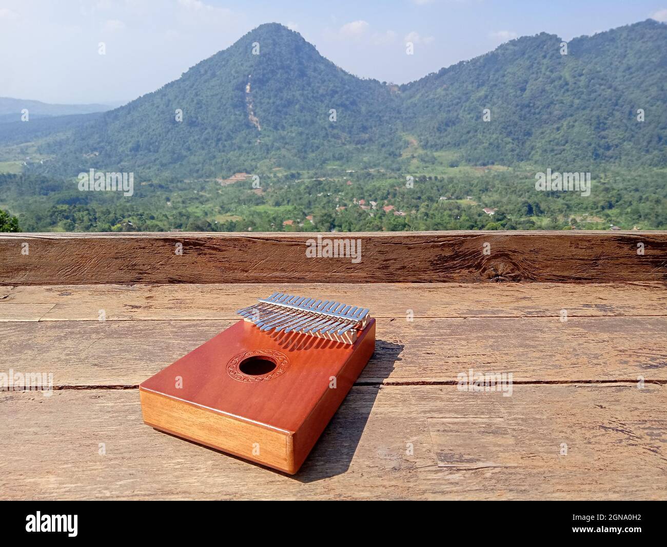 Kalimba, instrument de musique acoustique d'afrique et à Wood Desk près de Pancar Mountain, ouest de Java Indonésie Banque D'Images