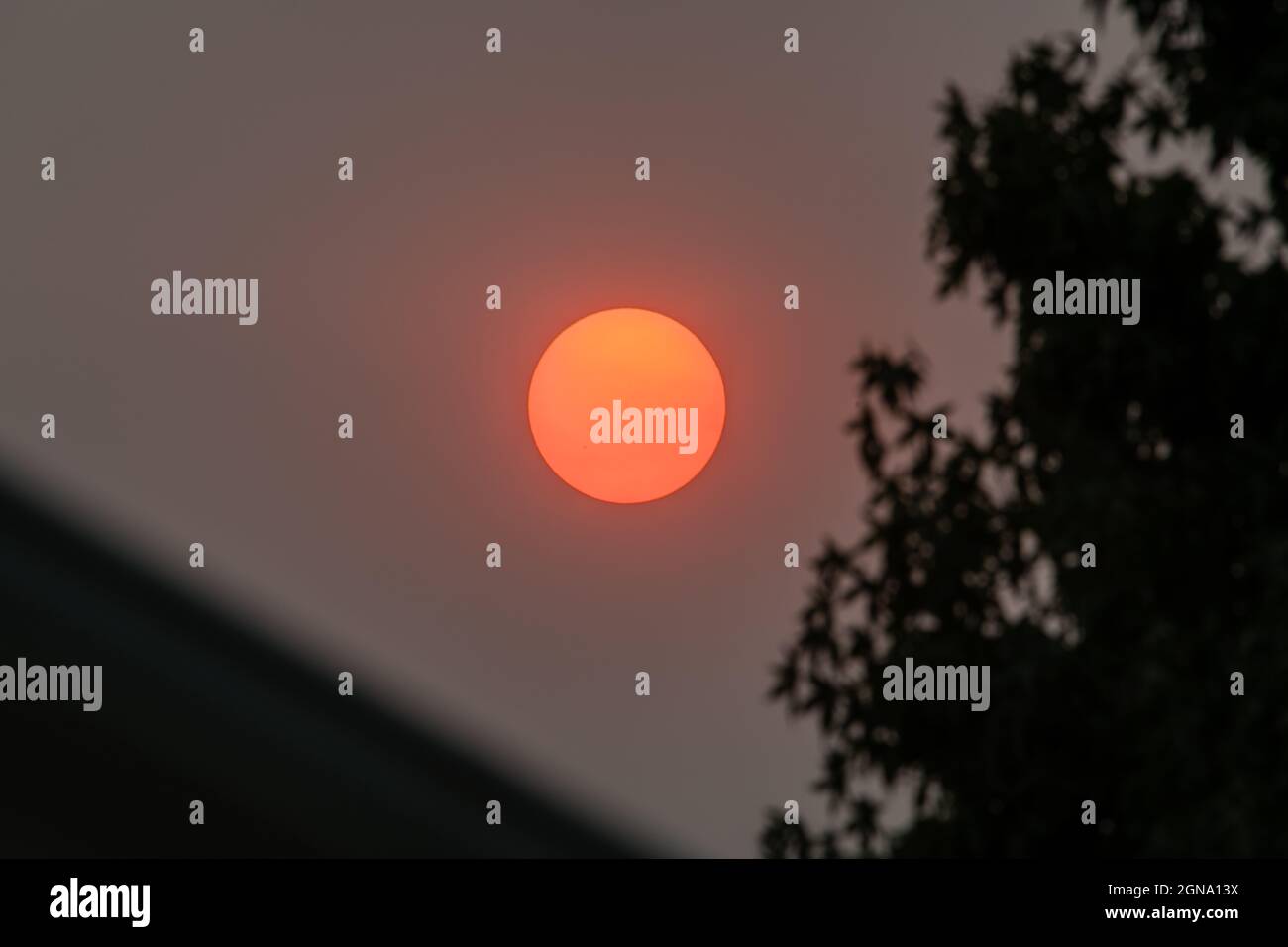 Coucher de soleil étrange à Los Angeles, Californie, causé par les feux de forêt en Californie centrale, avec des taches de soleil visibles Banque D'Images