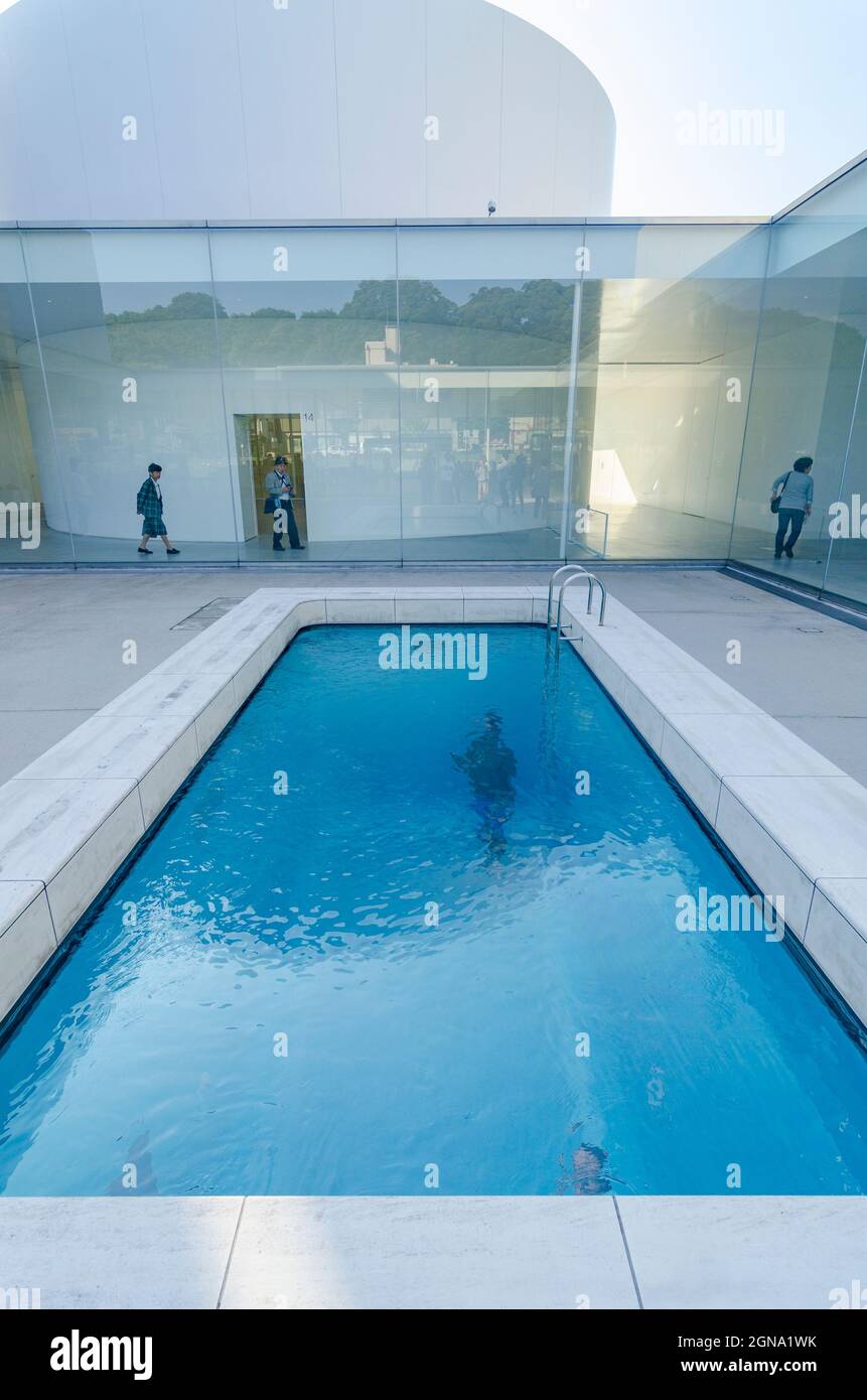 Kanazawa Museum of Modern Art, Musée d'Art, Art moderne, Art contemporain, illusion d'optique, installation artistique, piscine, faux top, Ar illusionnaire Banque D'Images