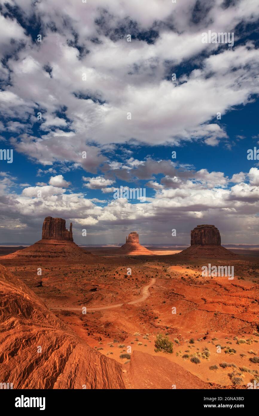 Monument Valley, paysage désertique de l'Arizona avec ciel bleu et nuages spectaculaires Banque D'Images