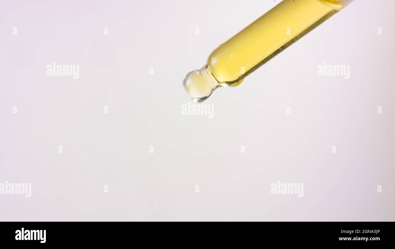 gros plan du compte-gouttes d'huile cbd thc extrait fond blanc Banque D'Images