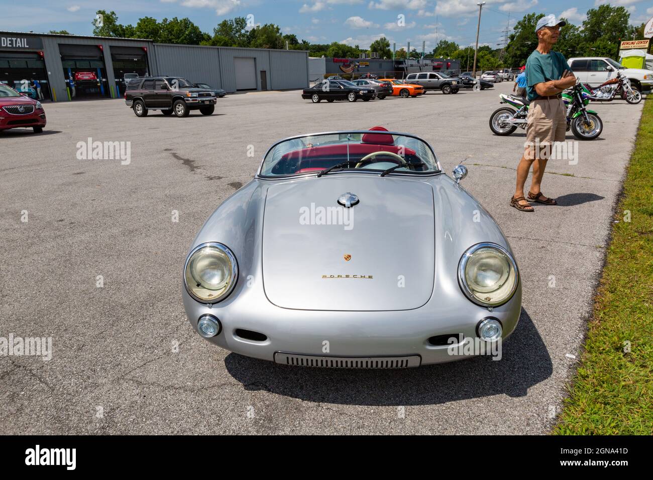 Une réplique argentée de 1955 Porsche 550 Spyder exposée lors d'un salon de voiture à fort Wayne, Indiana, États-Unis. Banque D'Images