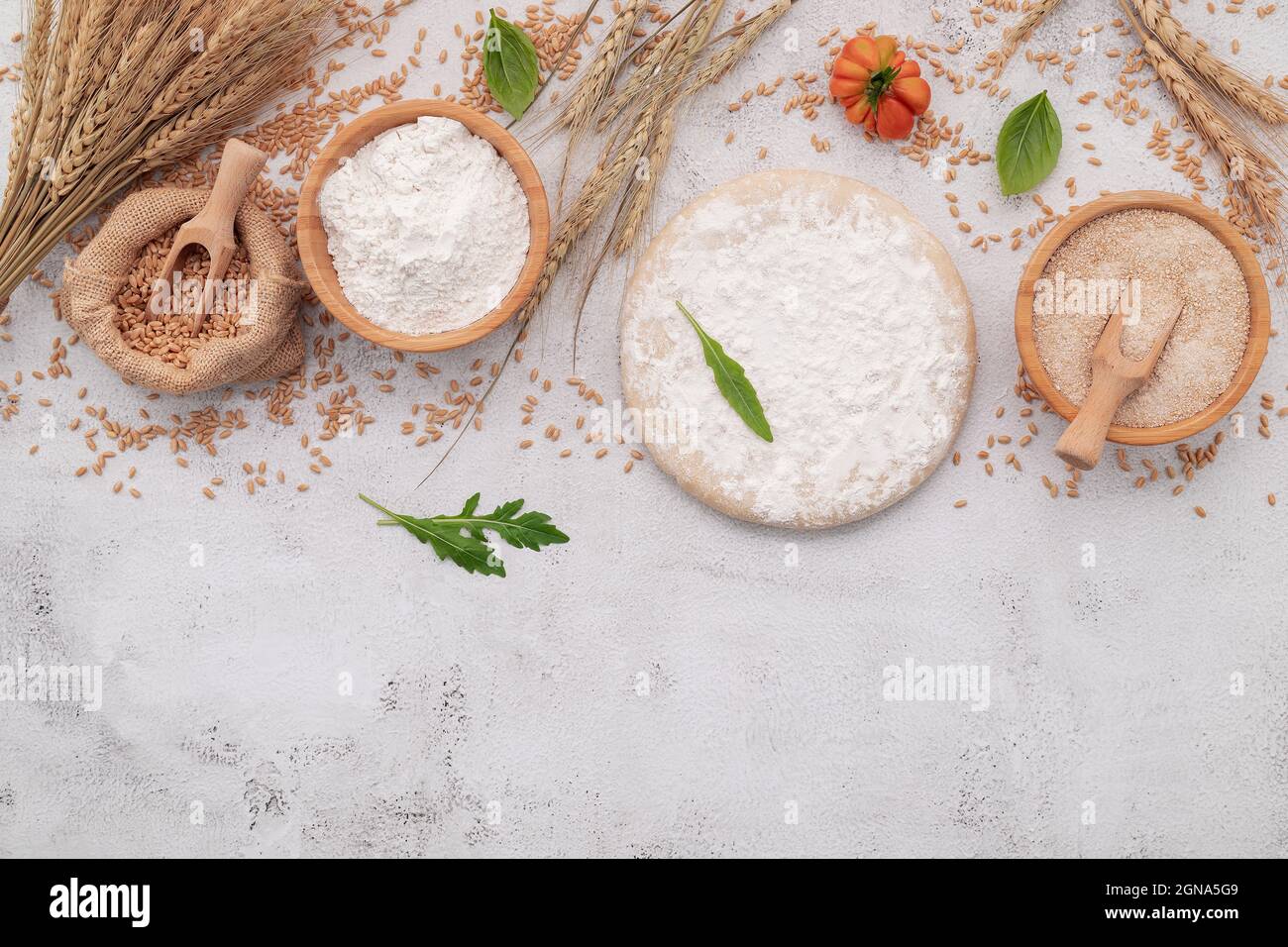 Les ingrédients pour la pâte à pizza maison avec des épis de blé, de la