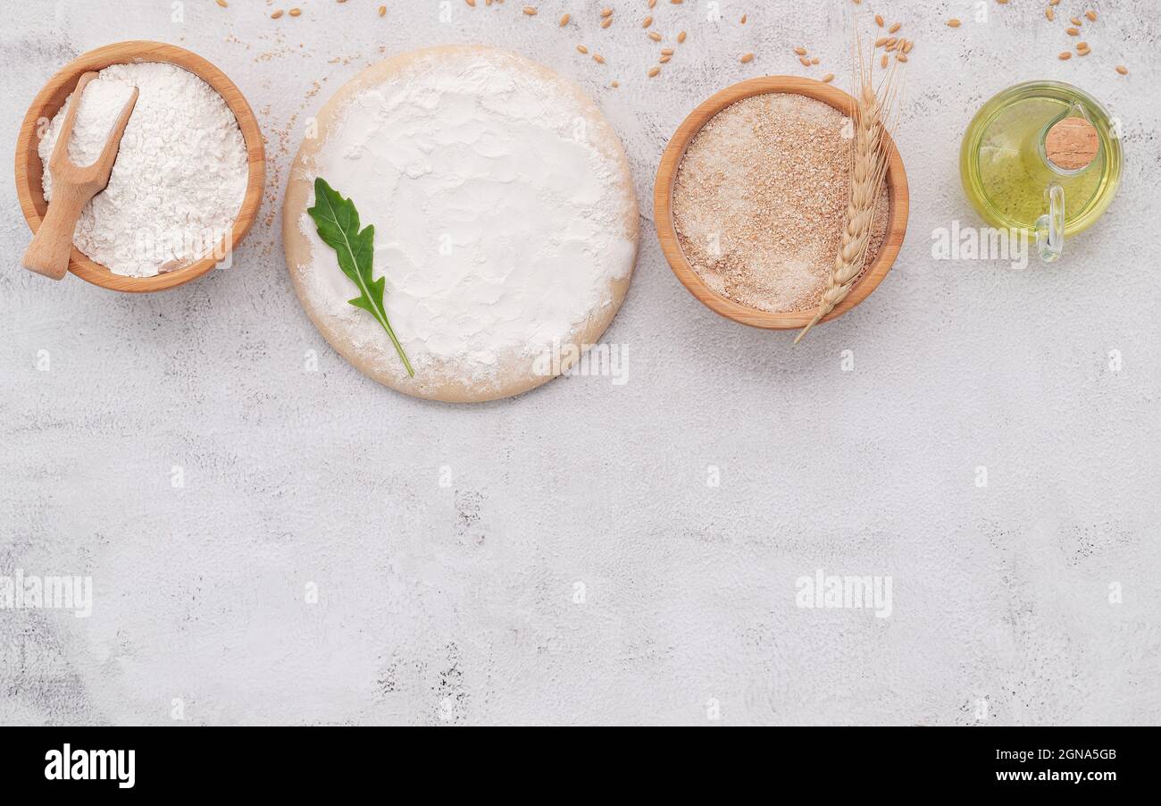 Les ingrédients pour la pâte à pizza maison avec des épis de blé, de la