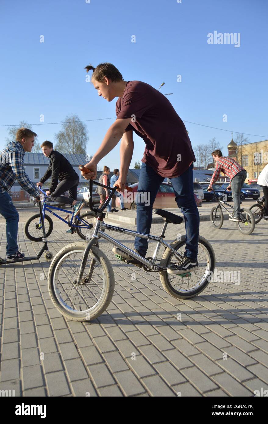 Kovrov, Russie. 30 avril 2017. Des adolescents en vélo BMX et scooter près du centre commercial Kovrov Mall Banque D'Images