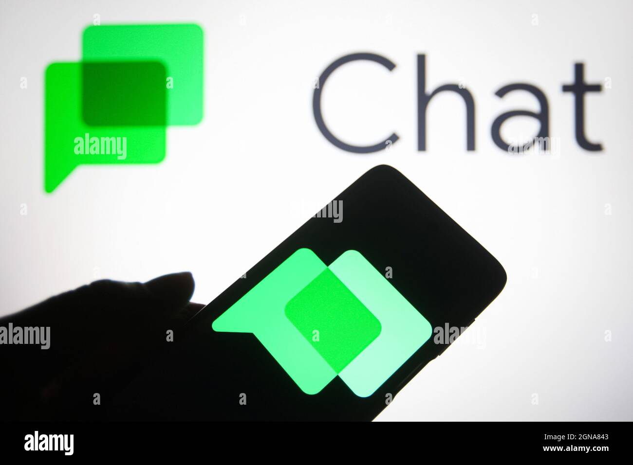 Ukraine. 23 septembre 2021. Dans cette illustration, un logo Google Chat apparaît sur un smartphone et un écran d'ordinateur. Crédit : SOPA Images Limited/Alamy Live News Banque D'Images