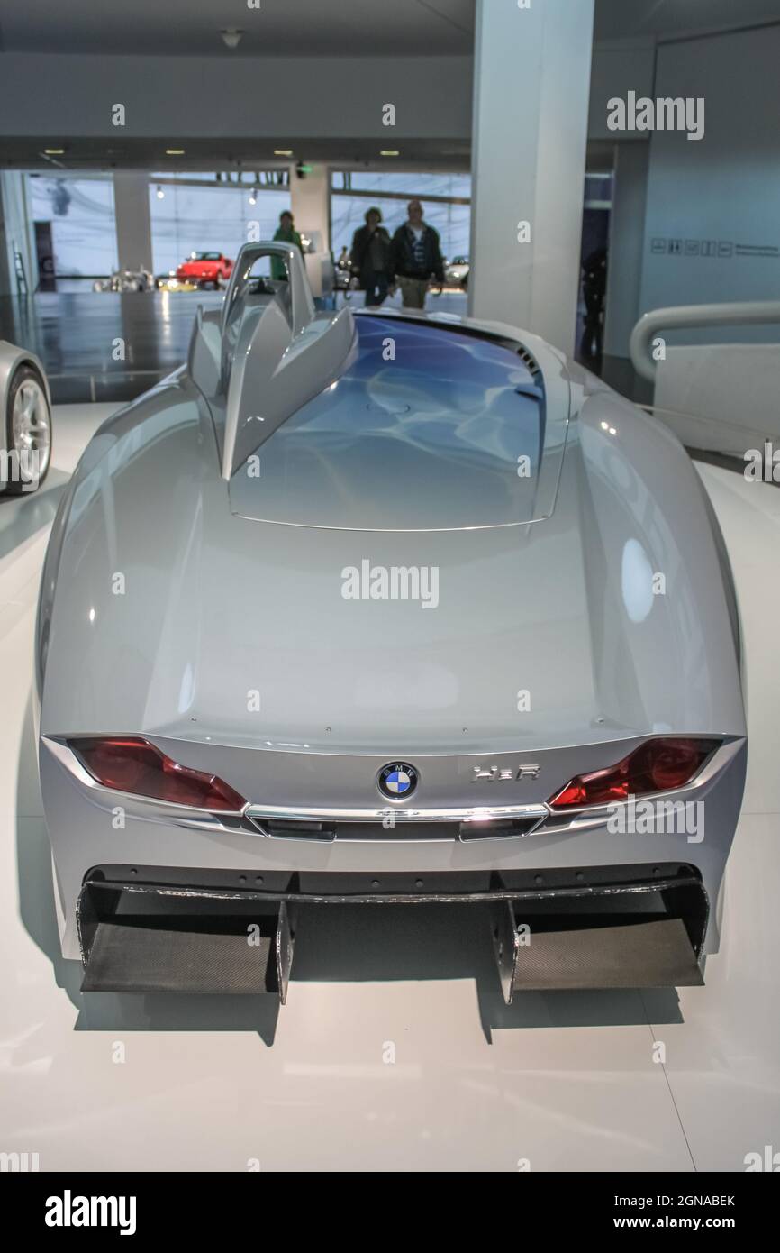 BMW H2R est une voiture concept d'une voiture hybride sportive. La voiture utilise de l'hydrogène liquide et a été créée en 2004. Vue arrière par le dessus. Salle d'exposition du musée BMW. Germe Banque D'Images