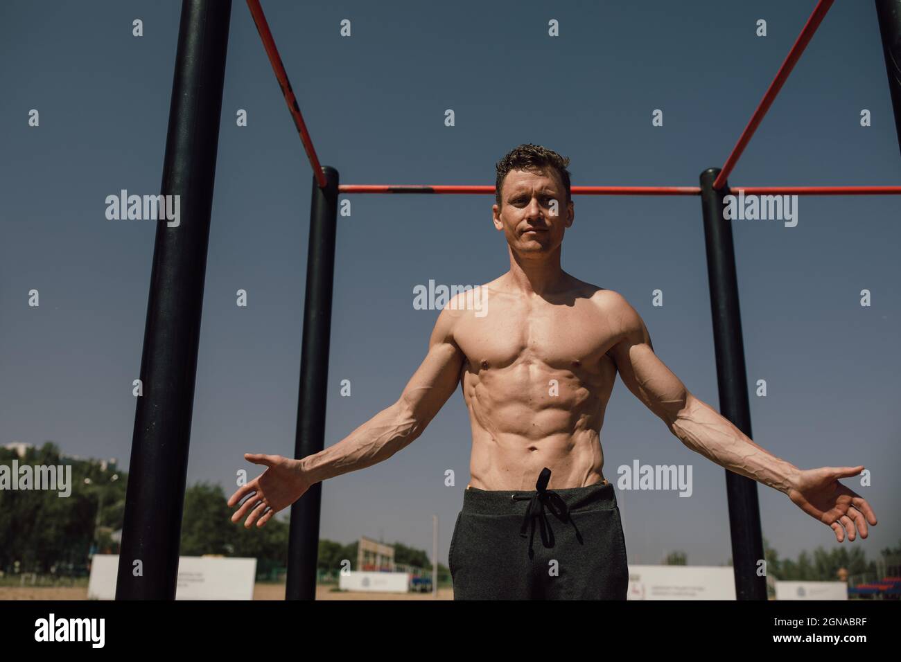 fitness, sport, entraînement et style de vie concept - jeune homme s'exerçant sur le bar horizontal sur la plage Banque D'Images