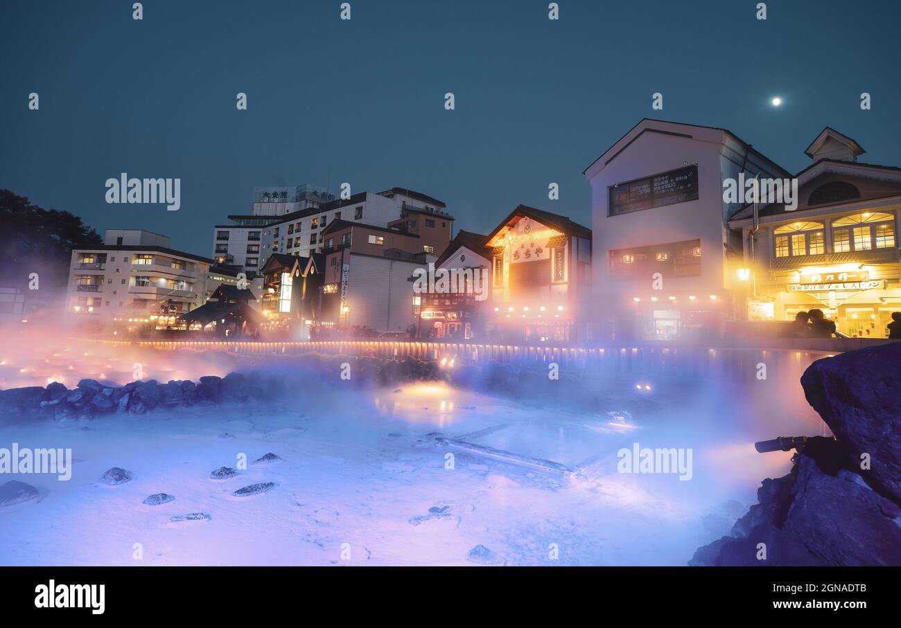 Gunma, Japon - 8 novembre 2019. Vue nocturne de Yubatake (champ d'eau chaude) de Kusatsu Onsen à Gunma, Japon. La ville est l'une des sources chaudes les plus célèbres du Japon Banque D'Images