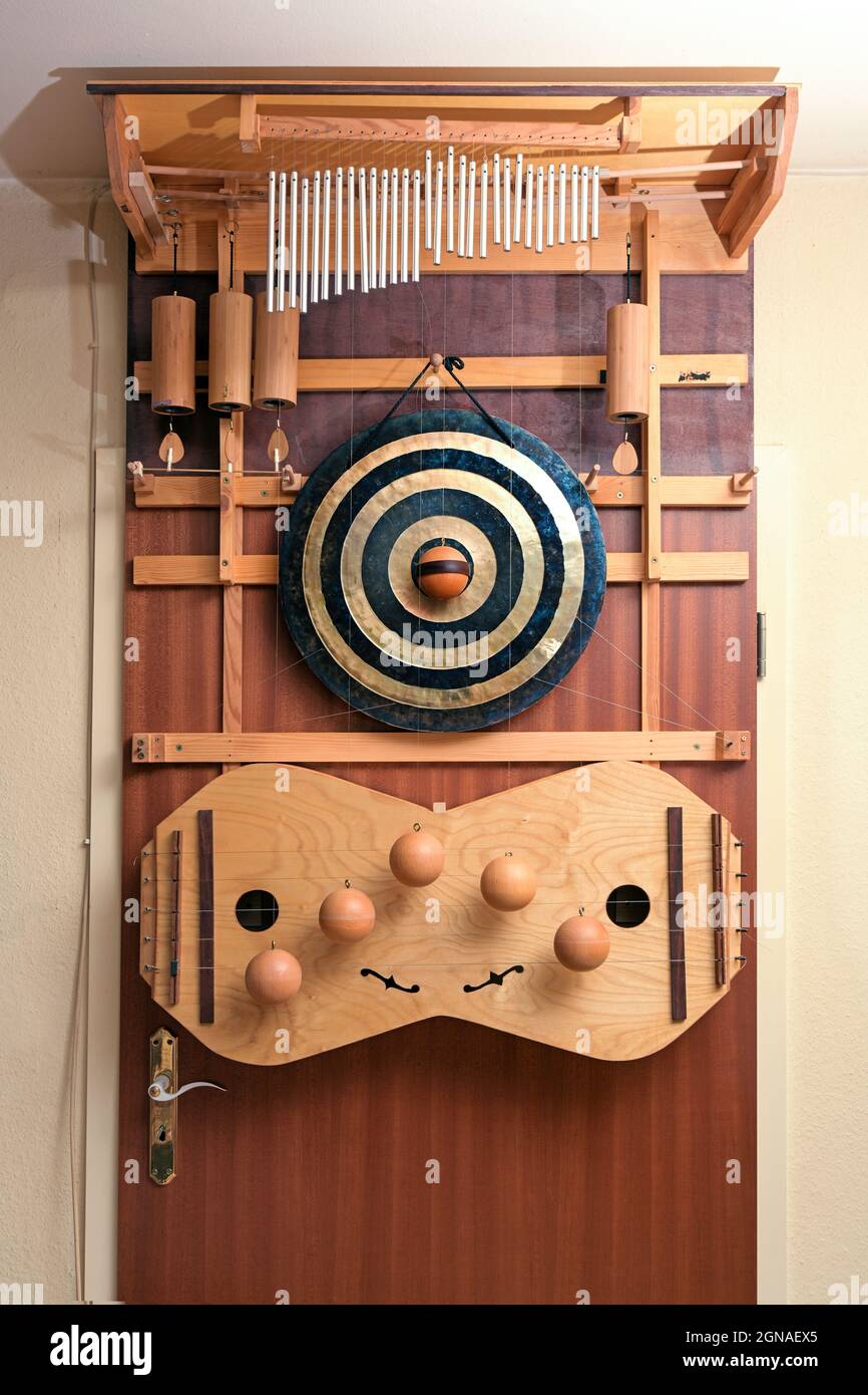 Grande porte harpe, instrument de musique élaboré avec divers dispositifs sonores tels que cordes, gong, métal et tubes en bois, qui sont frappés de façon aléatoire thro Banque D'Images
