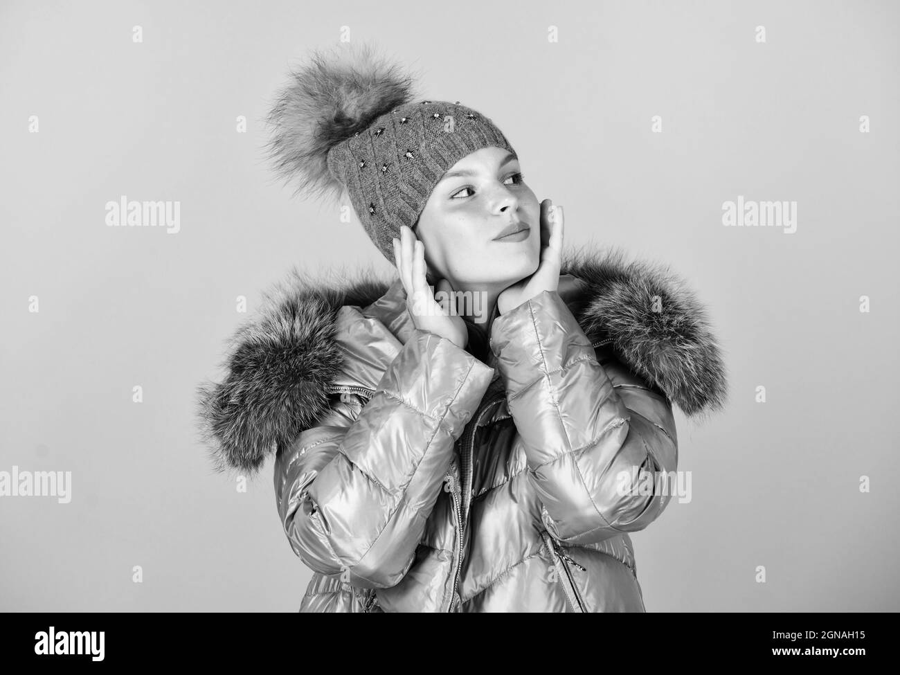 Joyeux Noël. femme en manteau chaud rembourré. Grippe et froid. Mode de saison. Fille en bonnet beanie. Mode en fausse fourrure. Joyeuses fêtes d'hiver. Nouvelle année Banque D'Images