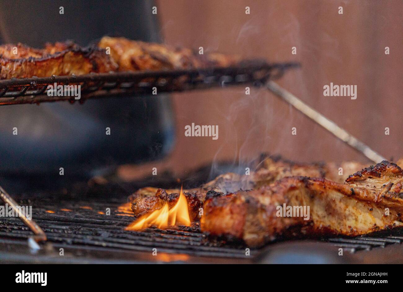 Faire griller de la viande sur un barbecue à gaz Banque D'Images