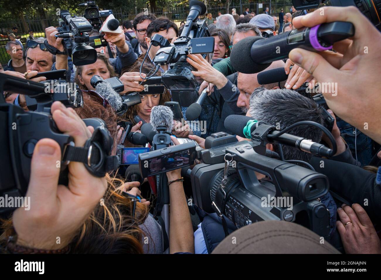 Rome,Lazio Region,Italie:Groupe de reporters avec caméras et microphones essayer d'interviewer une figure publique. Banque D'Images