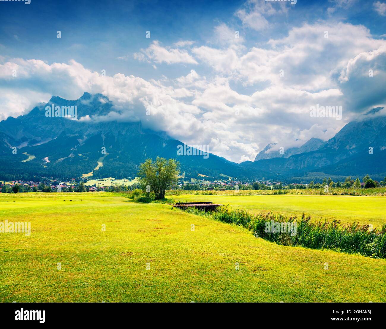 Prairie verte sur le club de golf Zugspitze, location du village de Lermoos. Matin d'été coloré dans les Alpes autrichiennes, quartier de Reutte, état du Tyrol, Tälten Banque D'Images