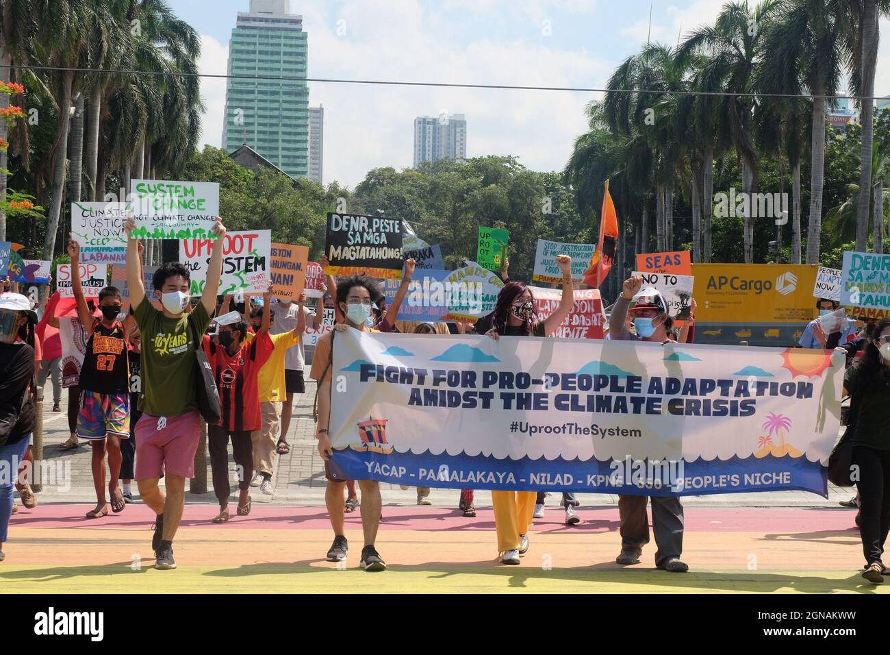 Baie de Manille, Philippines. 24 septembre 2021. Des organisations de jeunesse et d'environnement se joignent à la grève mondiale du climat pour appeler à des solutions climatiques immédiates et à la protection des ressources marines le long de la baie contre les projets de remise en état. Banque D'Images