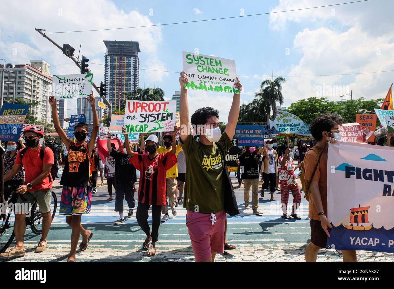 Baie de Manille, Philippines. 24 septembre 2021. Des organisations de jeunesse et d'environnement se joignent à la grève mondiale du climat pour appeler à des solutions climatiques immédiates et à la protection des ressources marines le long de la baie contre les projets de remise en état. Banque D'Images