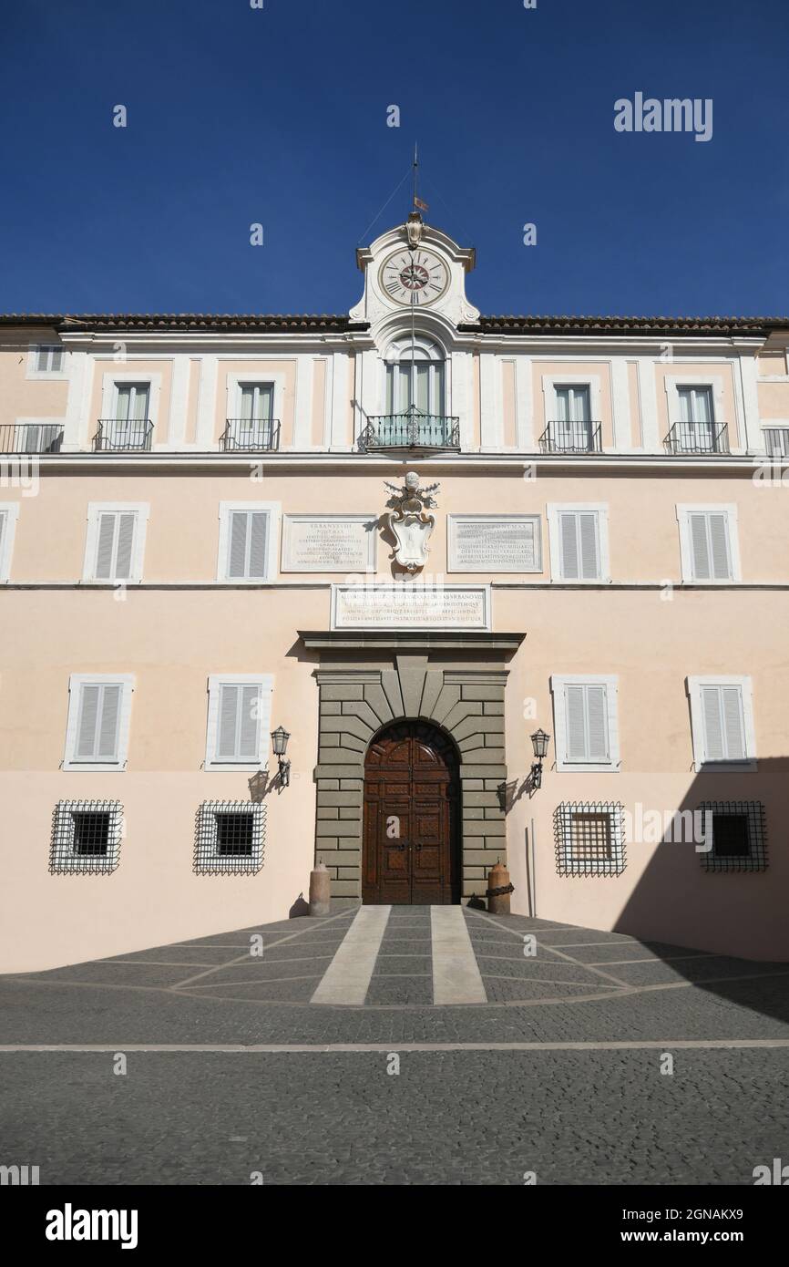 Castel Gandolfo, Italie, 09/23/2021. Place devant la façade du palais du pape dans une ville de la province de Rome. Banque D'Images