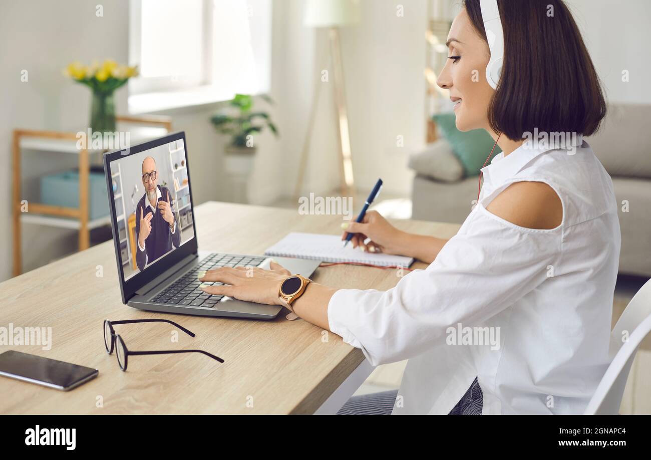 Femme d'affaires sénior à la maison regardant une formation professionnelle ou un webinaire en ligne sur ordinateur portable. Banque D'Images