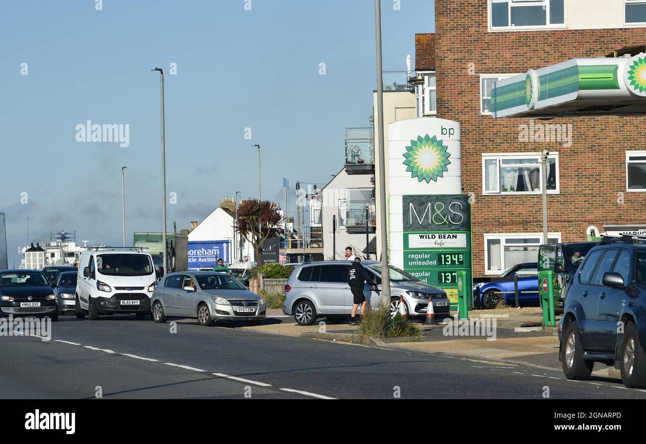 Brighton UK 24 septembre 2021 - longues files d'attente pour le carburant à une station-service BP le long du front de mer de Hove , Brighton ce matin . Une pénurie de chauffeurs routiers livrant du carburant dans tout le Royaume-Uni a causé le problème cette semaine : Credit Simon Dack / Alay Live News Banque D'Images
