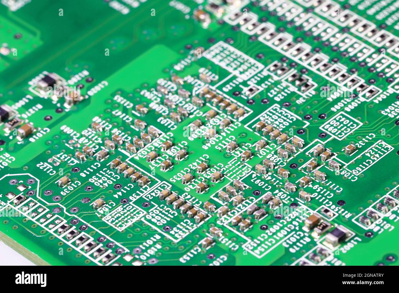 Ancienne carte de circuit imprimé avec de nombreux composants électroniques. Banque D'Images