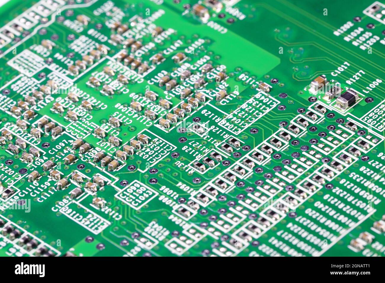 Ancienne carte de circuit imprimé avec de nombreux composants électroniques. Banque D'Images