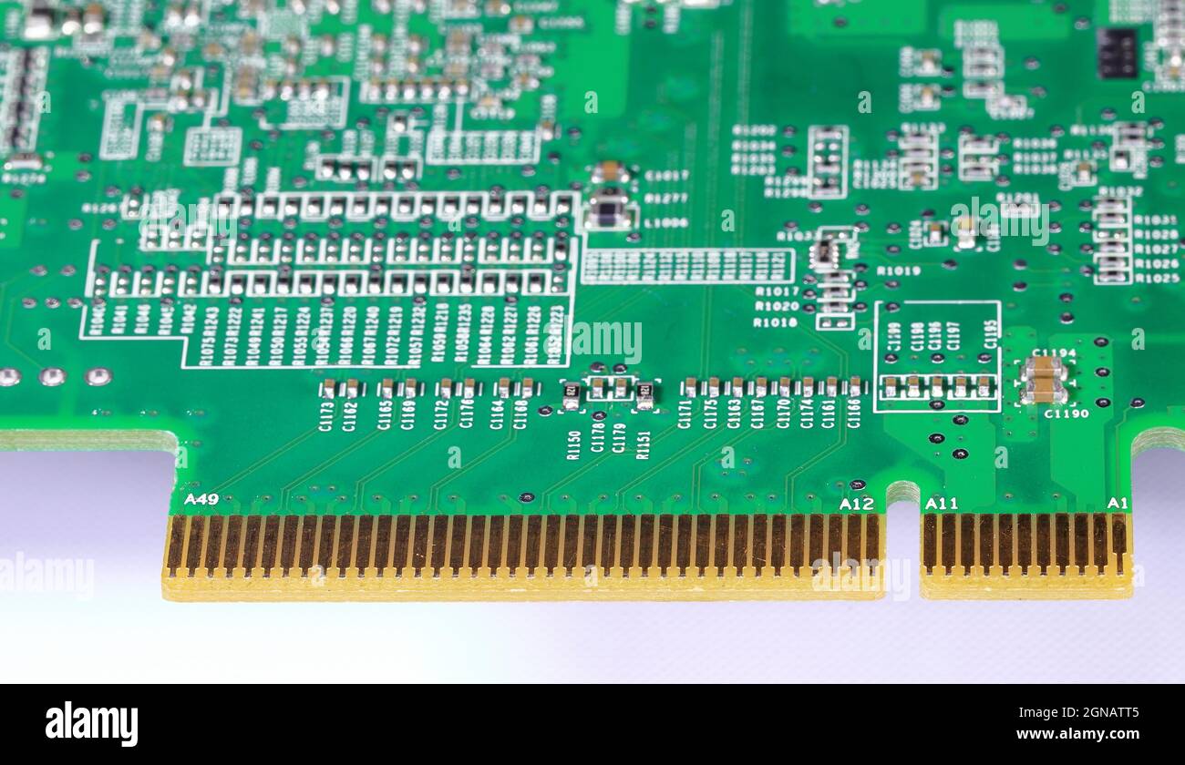 Gros plan sur le connecteur de carte PCI-express 8x pour l'interface avec l'ordinateur isolé sur fond blanc Banque D'Images