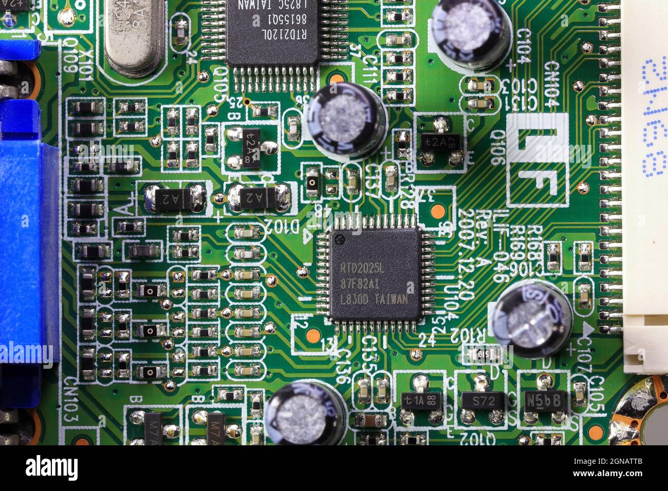 Ancienne carte de circuit imprimé avec de nombreux composants électroniques. Banque D'Images
