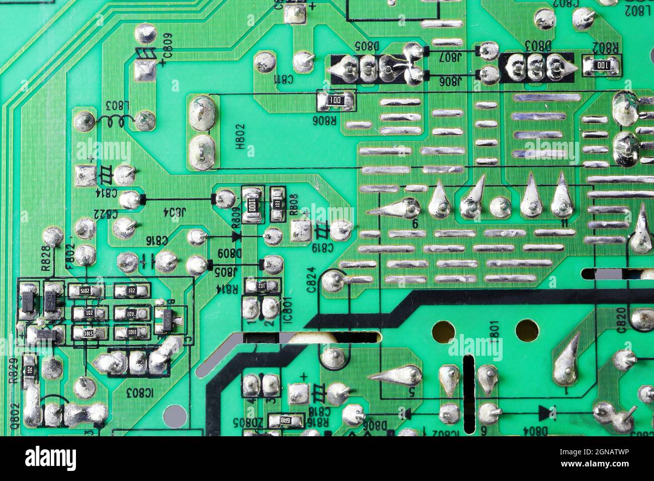 Ancienne carte de circuit imprimé avec de nombreux composants électroniques. Banque D'Images