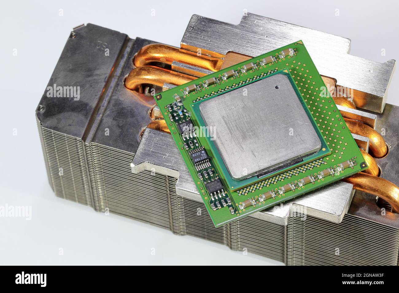 Gros plan processeur haute performance avec dissipateur thermique en aluminium et cuivre isolé sur fond blanc. Banque D'Images