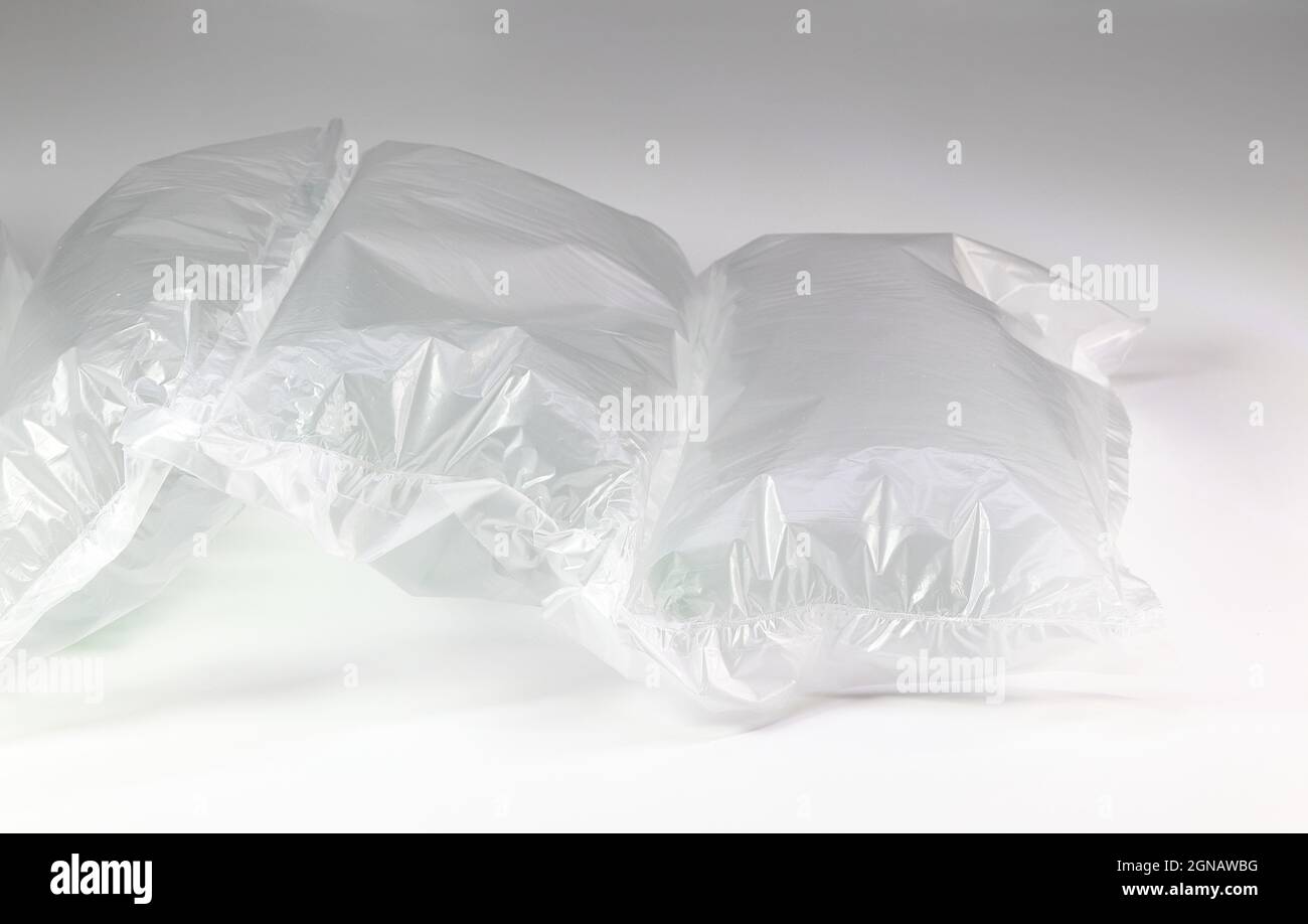 Conditionnement d'air en plastique translucide, conditionnement en plastique translucide avec coussin d'air.Sac gonflable isolé sur fond blanc. Banque D'Images