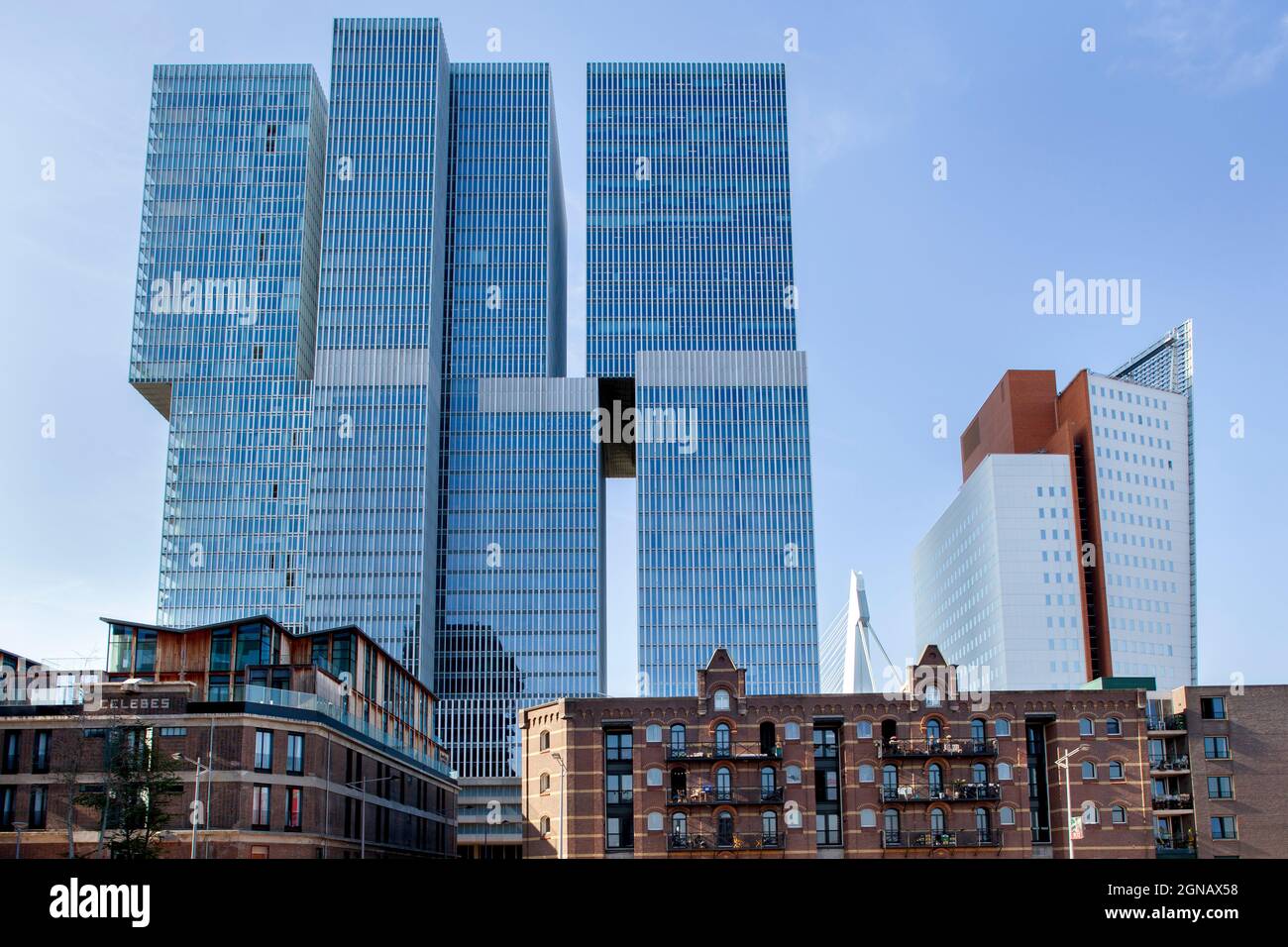 Rotterdam, pays-Bas – 22 septembre 2021 : bâtiment de Rotterdam par l'architecte Rem Koolhaas avec de vieux entrepôts transformés en appartements contemporains Banque D'Images