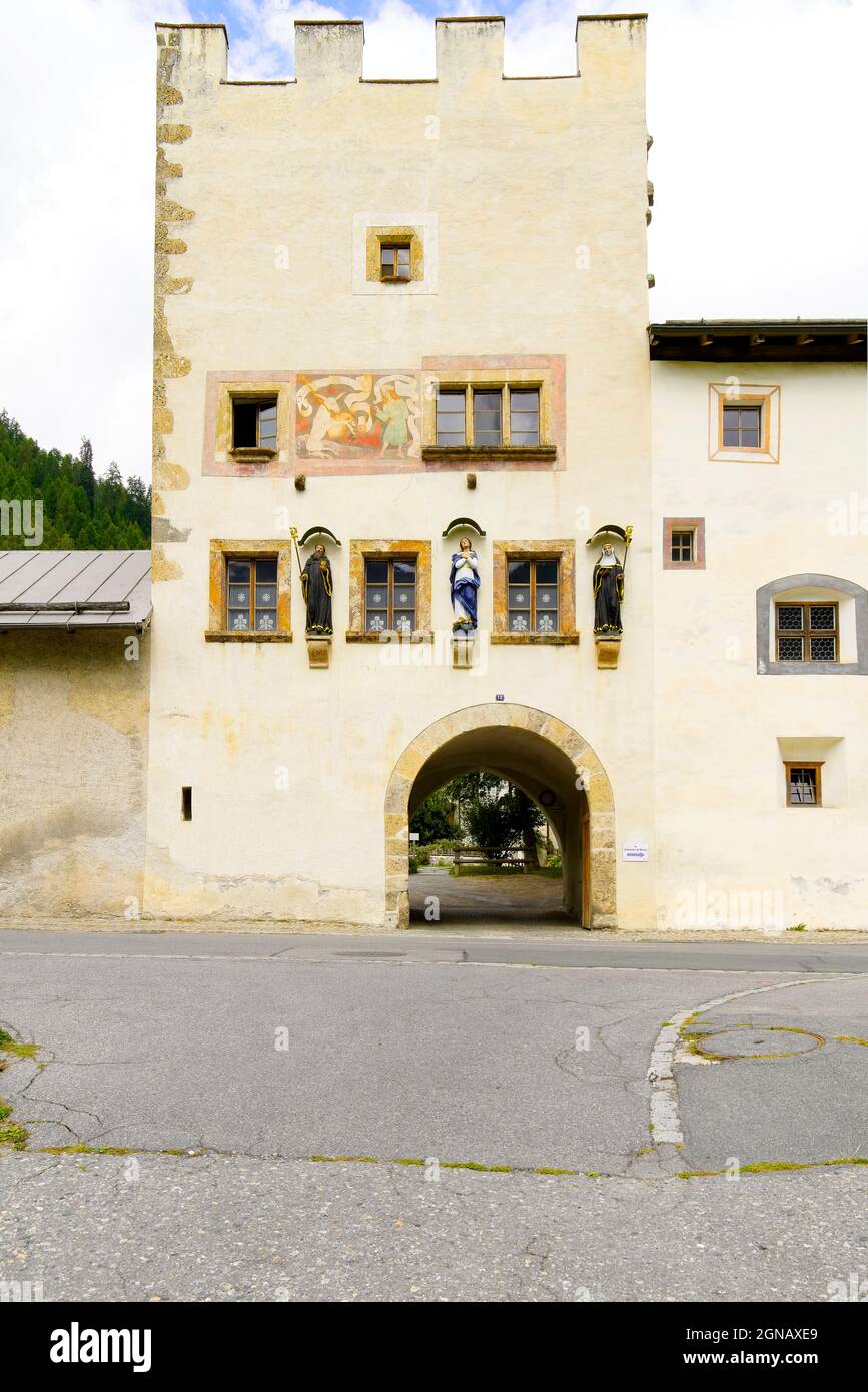 Porte sud. L'Abbaye de Saint-Jean est un ancien monastère bénédictin de la commune suisse de Val Müstair, dans le canton des Grisons Banque D'Images