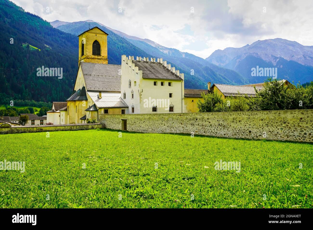 L'Abbaye de Saint-Jean est un ancien monastère bénédictin de la commune suisse de Val Müstair, dans le canton des Grisons. Banque D'Images