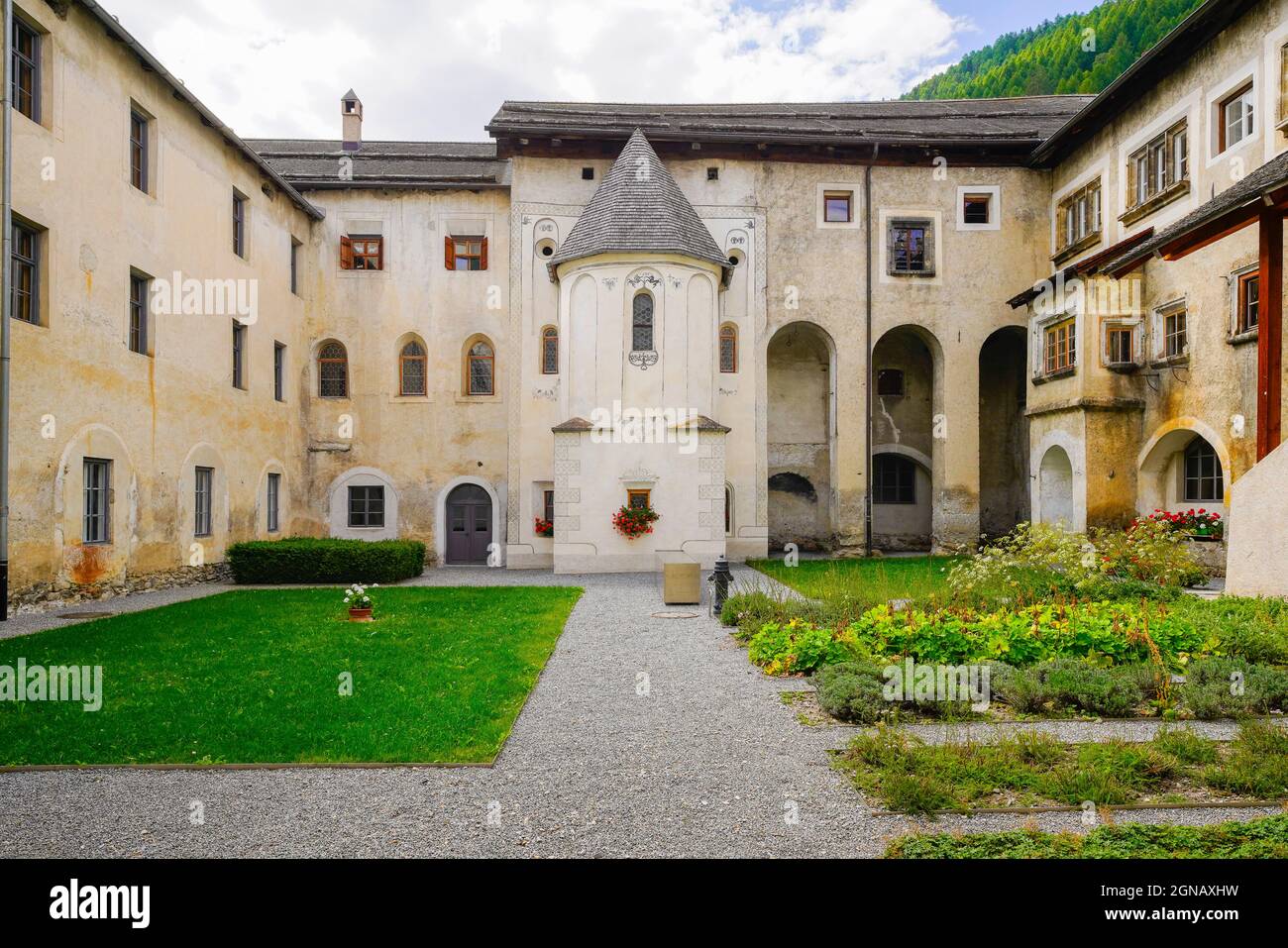 Le cloître de l'Abbaye de Saint-Jean est un ancien monastère bénédictin de la commune suisse de Val Müstair, dans le canton des Grisons. Banque D'Images