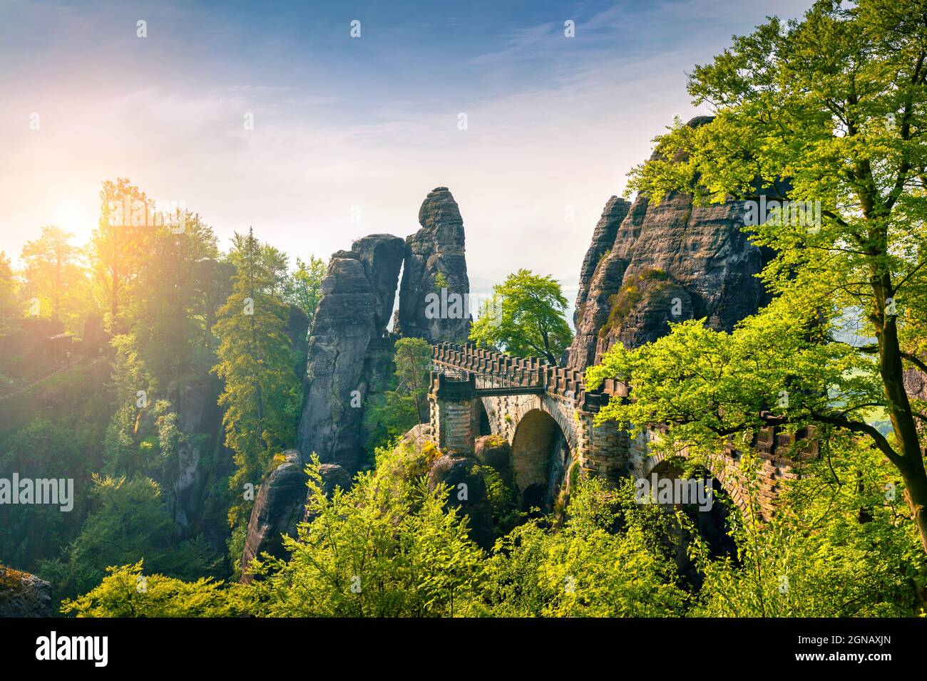 Matin brumeux sur la falaise de grès dans le Parc National de la Suisse saxonne avec Bastei pont. Printemps coloré lever du soleil en Allemagne, la Saxe, l'Europe. S artistiques Banque D'Images