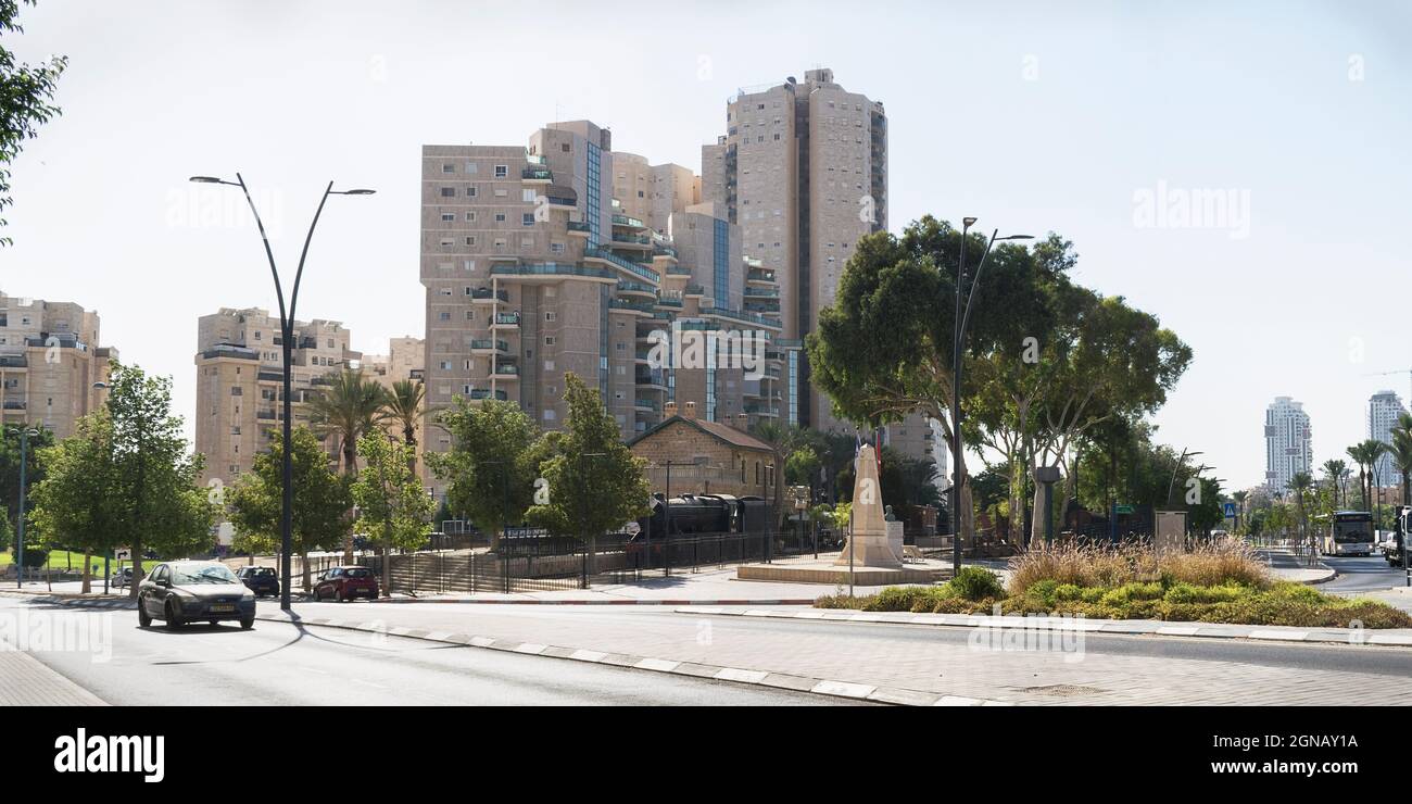 La petite gare turque de l'époque ottomane de Beer Sheva en Israël est entourée de bâtiments modernes et d'avenues avec un ciel bleu pâle Banque D'Images