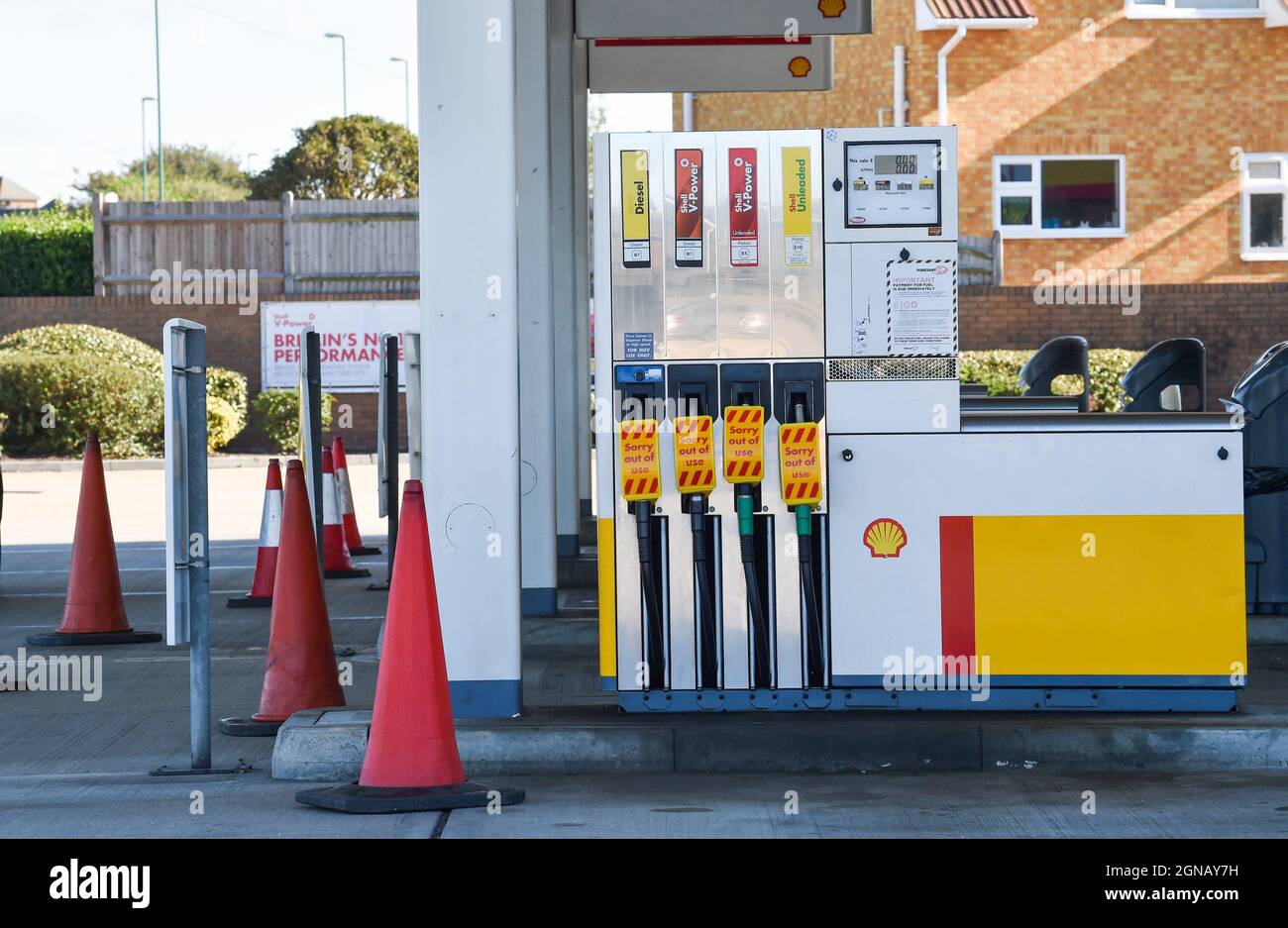 Brighton UK 24 septembre 2021 - Un garage Shell à Shoreham près de Brighton n'a pas de carburant à vendre ce matin et toutes les pompes sont hors service . Une pénurie de chauffeurs de camions-citernes de carburant qui se présentent dans tout le Royaume-Uni a causé des problèmes cette semaine : Credit Simon Dack / Alay Live News Banque D'Images