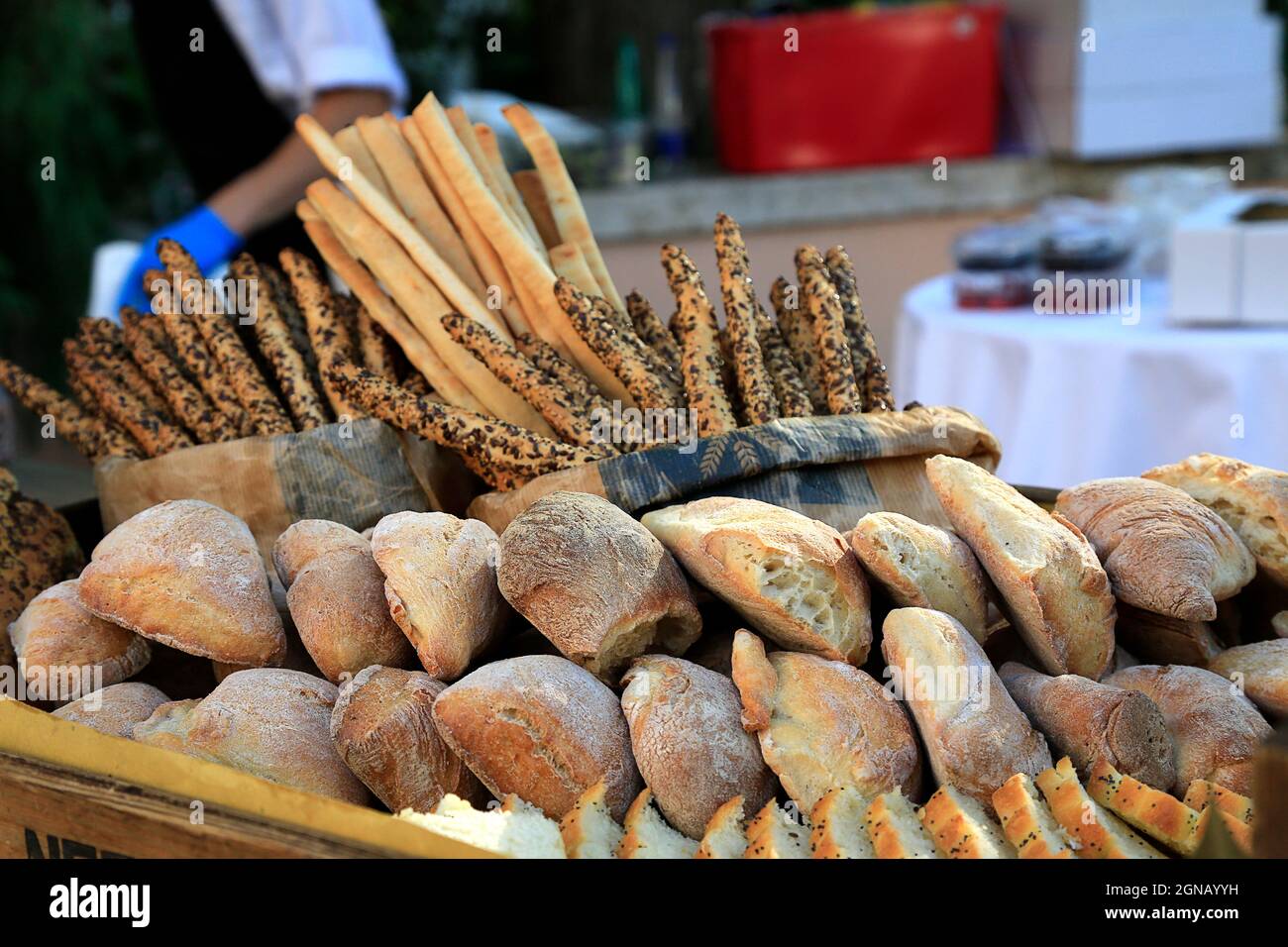 pains de pain de blé frais croquant sur la tablette du marché électronique. Bâtonnets de pain et baguette en arrière-plan. Marché le dimanche matin. Casarecio italien traditionnel Banque D'Images