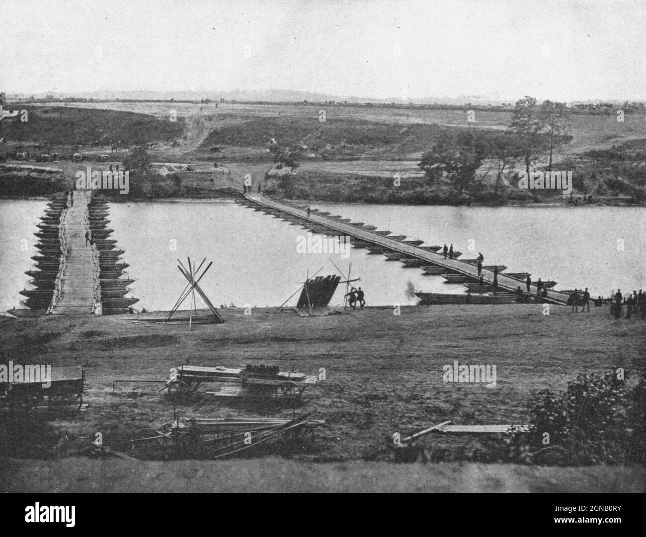 Ponton Bridge à Franklin Crossing, sur le Rappahannock, Virginie du livre "la guerre civile à travers la caméra" des centaines de photos vivantes réellement prises dans les temps de la guerre civile, seize reproductions en couleur de célèbres peintures de guerre. Le nouveau texte historique par Henry W. Elson. A. Histoire illustrée complète de la guerre civile Banque D'Images