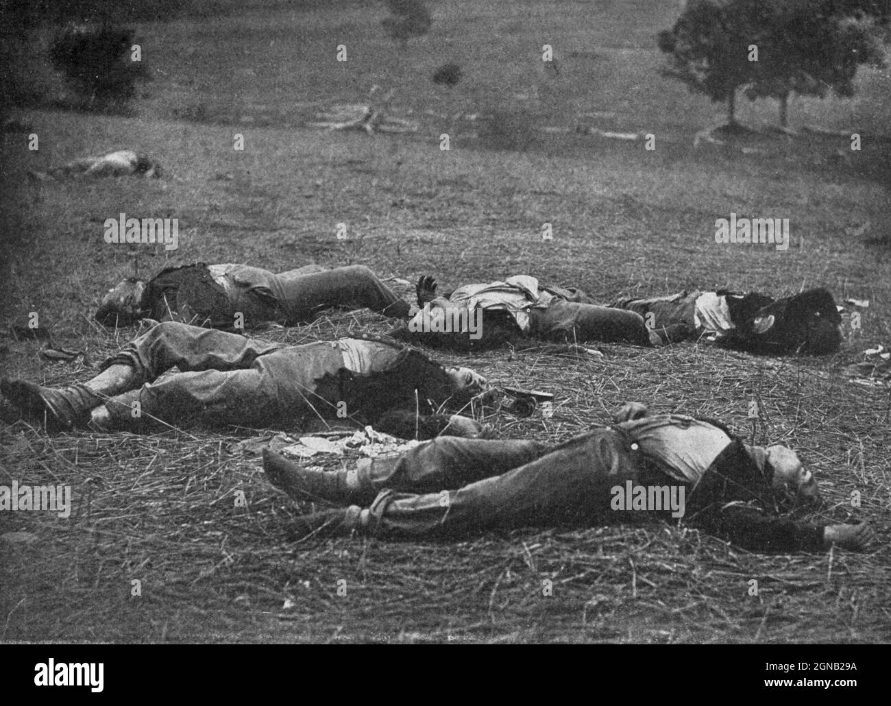 MORT FÉDÉRALE À GETTYSBURG, le 1er JUILLET 1863 du livre ' la guerre civile à travers l'appareil photo ' des centaines de photographies vives réellement prises en temps de guerre civile, seize reproductions en couleur de célèbres peintures de guerre. Le nouveau texte historique par Henry W. Elson. A. Histoire illustrée complète de la guerre civile Banque D'Images