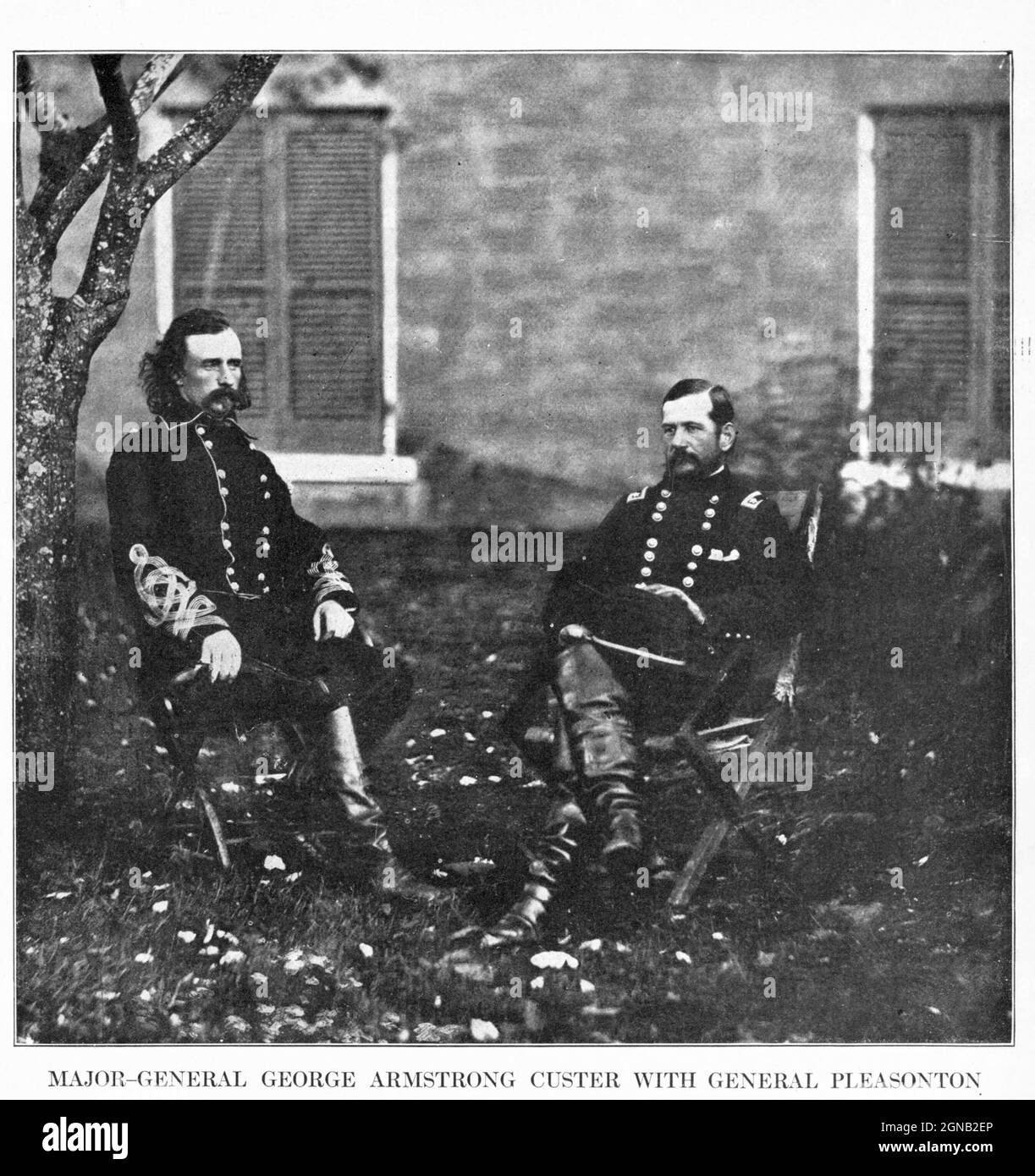 LE MAJOR-GÉNÉRAL GEORGE ARMSTRONG CUSTER AVEC LE GÉNÉRAL ALFRED PLEASONTON. Cette photo a été prise à Warrenton, en Virginie, trois mois après la bataille de Gettysburg. Du livre "la guerre civile à travers l'appareil photo" des centaines de photos vivantes réellement prises à l'époque de la guerre civile, seize reproductions en couleur de célèbres tableaux de guerre. Le nouveau texte historique par Henry W. Elson. A. Histoire illustrée complète de la guerre civile Banque D'Images